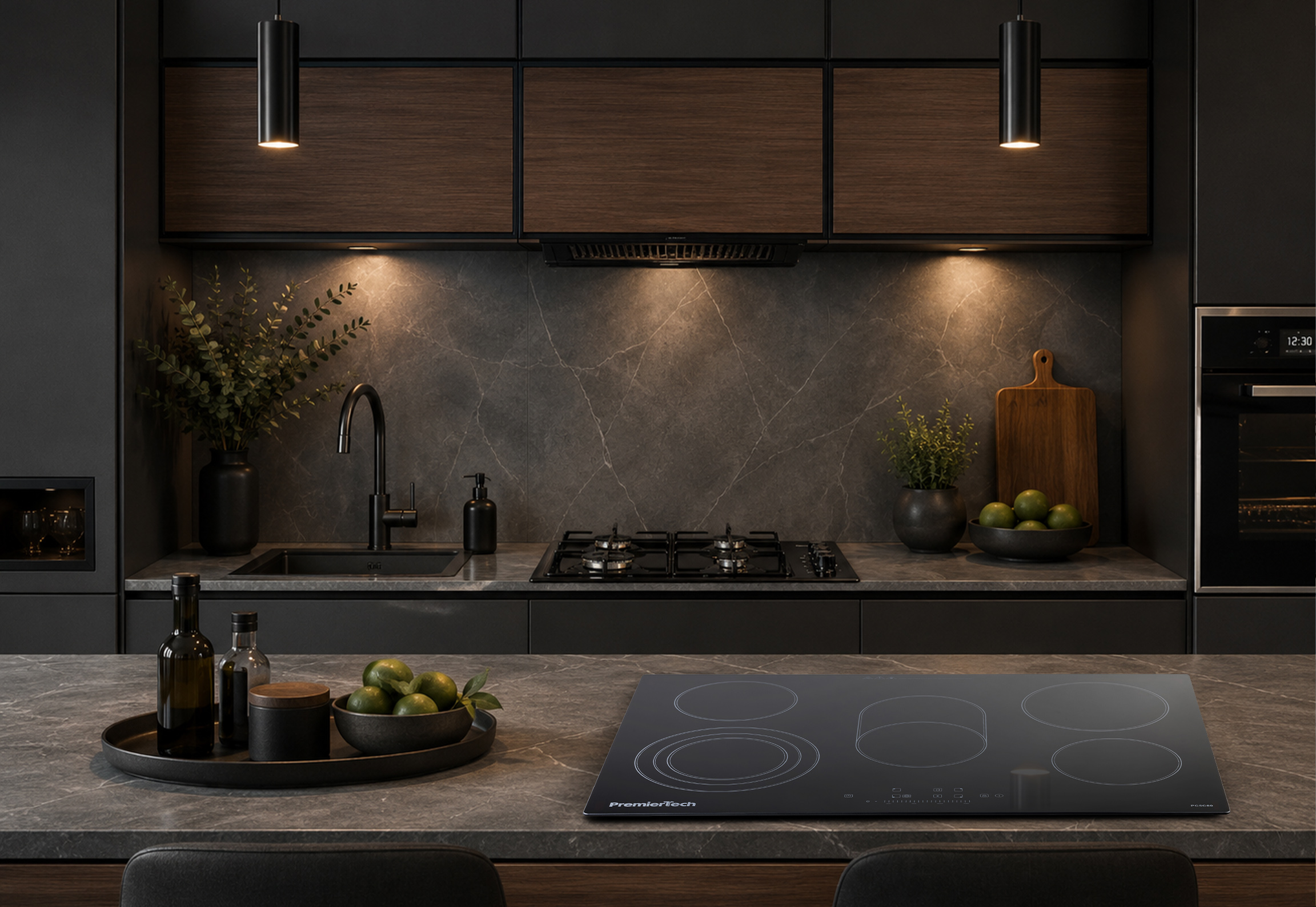 Cucina moderna con mobili scuri, piani in marmo, piano cottura a induzione e lampade a sospensione.