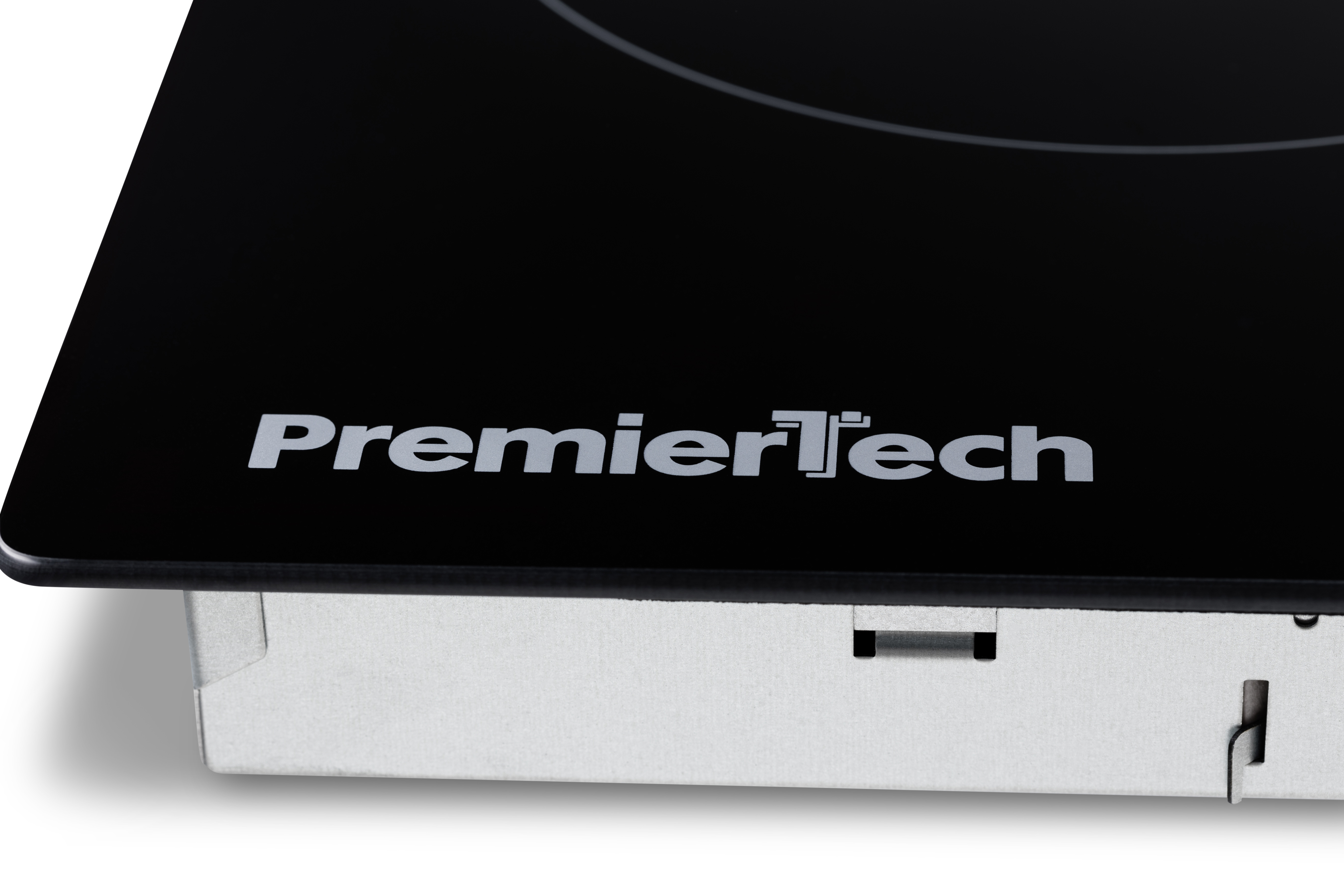 Primo piano di un piano cottura a induzione nero con il logo argentato del marchio PremierTech.
