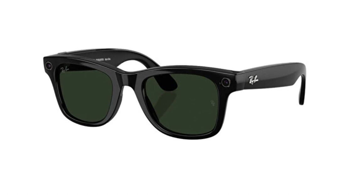 Beyaz arka planda kalın çerçeveli, yeşil camlı ve köşelerinde küçük kameralar bulunan siyah Ray-Ban güneş gözlüğü.