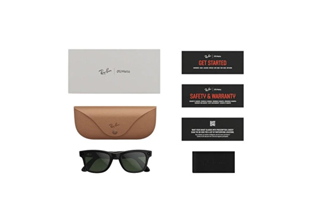 Beyaz arka planda kılıf, kutu ve kılavuzlarla birlikte Ray-Ban Meta gözlük.