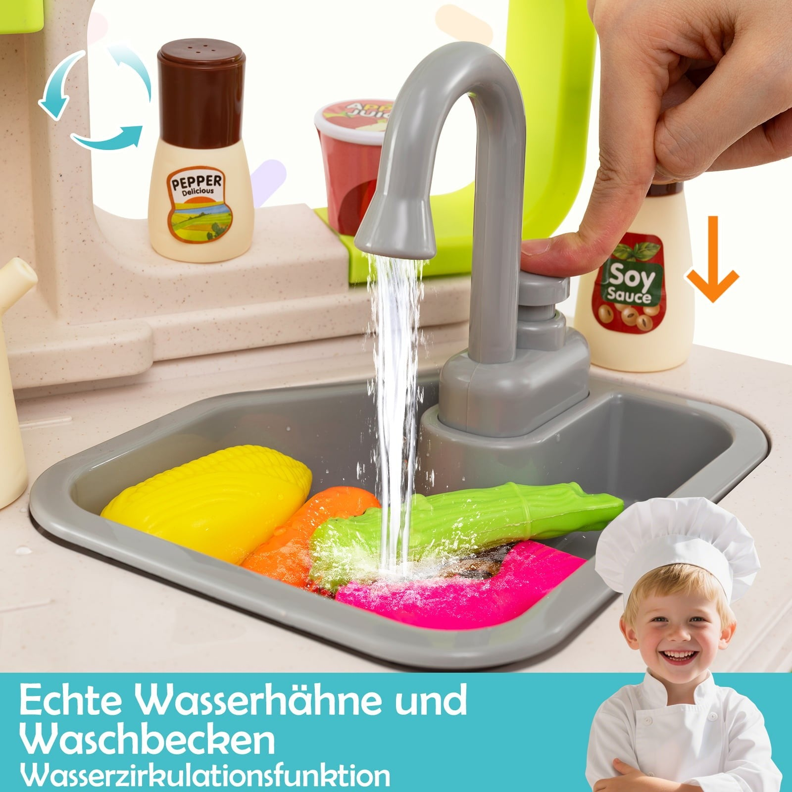 Un évier jouet avec de l'eau courante lave des légumes en plastique, à côté de bouteilles de condiments et un enfant souriant.