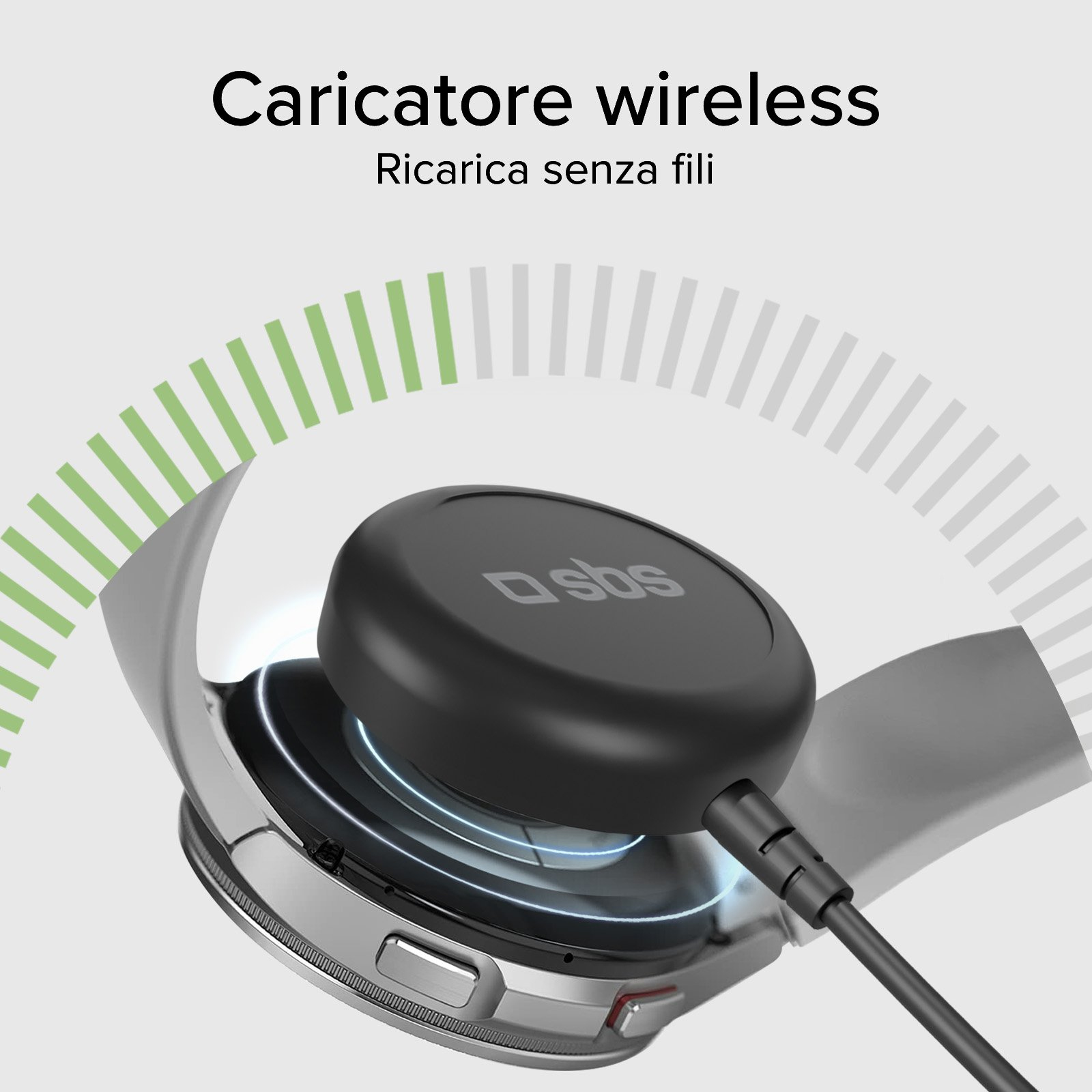 Un caricatore wireless nero con testo sopra ricarica uno smartwatch su sfondo chiaro.