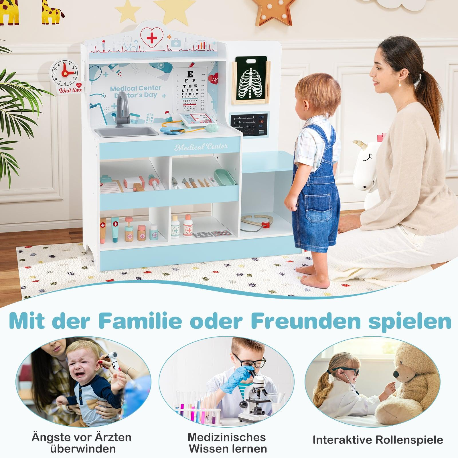 Enfant et mère jouant avec un centre médical en bois bleu et des accessoires.