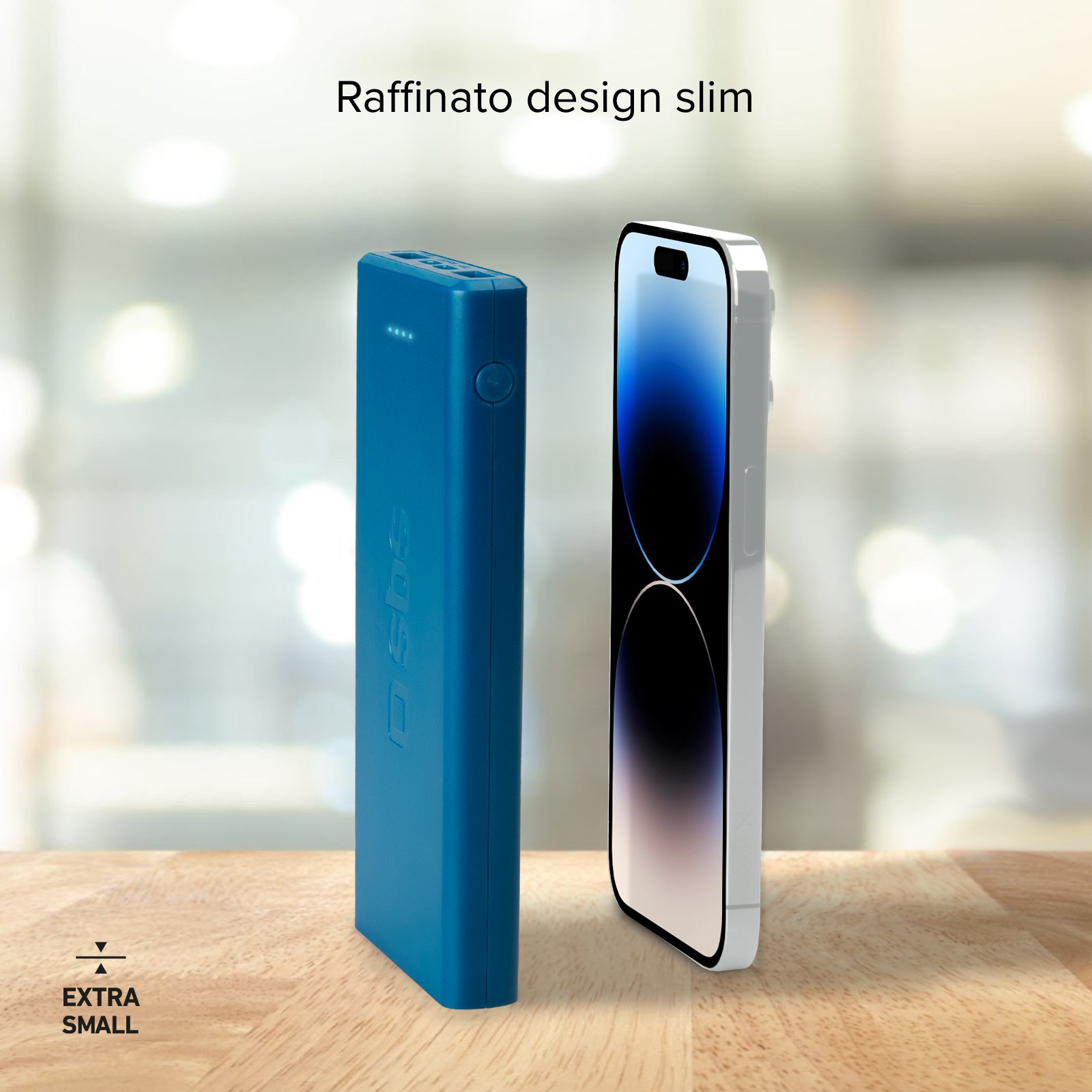 Un power bank blu e uno smartphone sono affiancati su un tavolo di legno con sfondo sfocato.