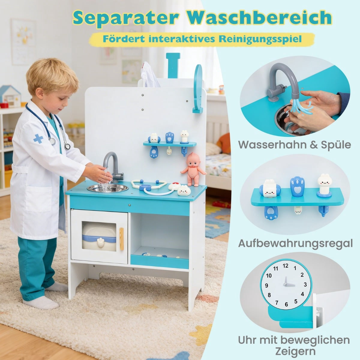 Un enfant en blouse blanche joue avec un évier jouet, avec des détails du robinet, de l'étagère et de l'horloge.