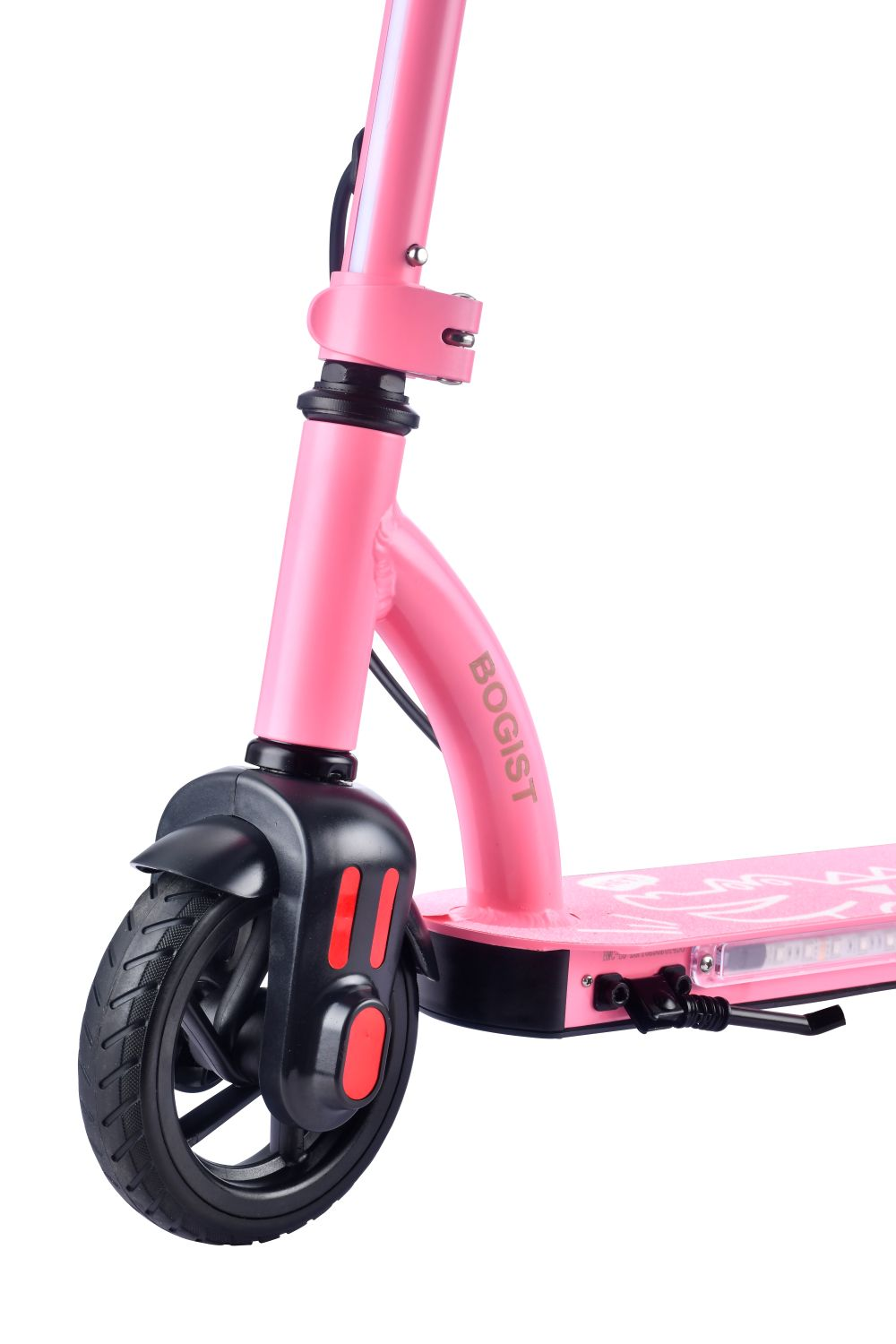 Primo piano di un monopattino elettrico rosa con ruota anteriore e parafango neri, su sfondo bianco.