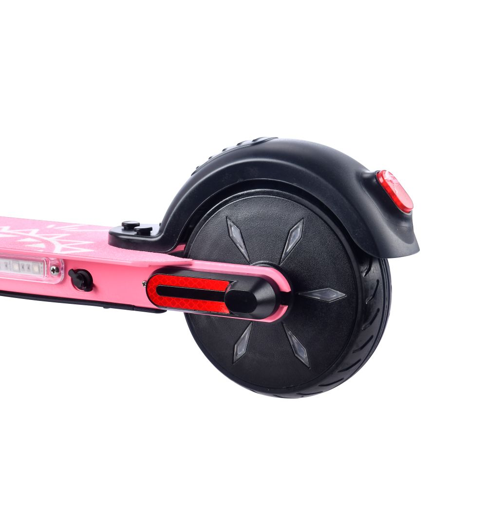 Primo piano del monopattino elettrico rosa con ruota posteriore nera e luce posteriore rossa su sfondo bianco.