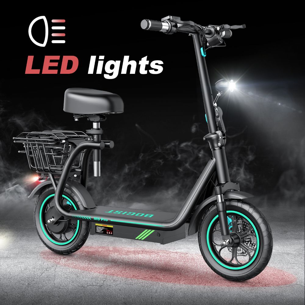 Monopattino elettrico nero con sedile, cestino, luce anteriore e dettagli verdi sulle ruote.