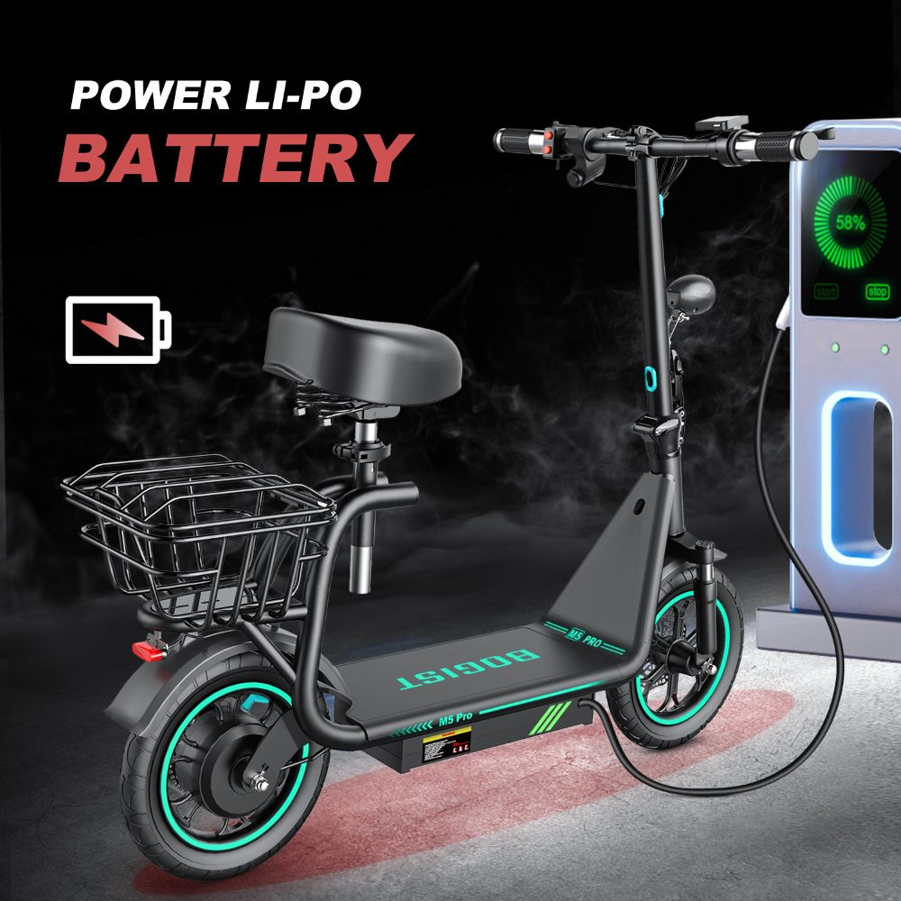 Un monopattino elettrico nero con sedile, cesto posteriore e dettagli blu, collegato a una stazione di ricarica.