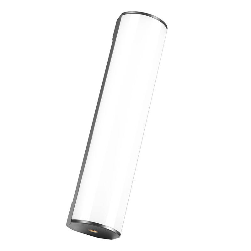 Una lampada da parete a LED cilindrica con cornice nera e diffusore bianco su fondo bianco.