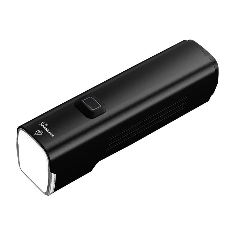 Una luce per bicicletta nera Superfire BL12 con una luce anteriore luminosa e un pulsante di accensione su sfondo bianco.