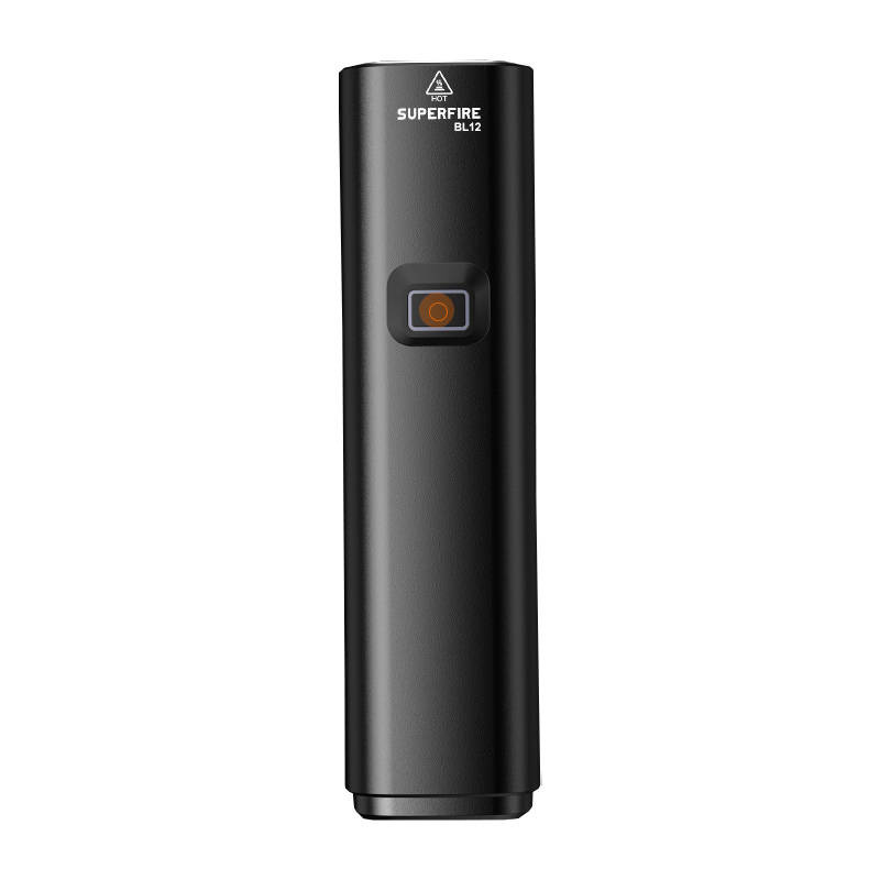 Una torcia nera Superfire BL12 con un pulsante di accensione quadrato e un simbolo di avvertimento.