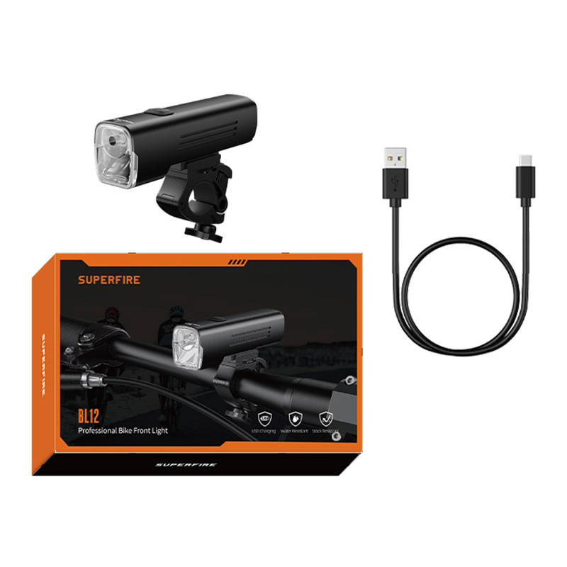 Luce anteriore per bici Superfire BL12 con supporto, scatola arancione e nera e cavo di ricarica USB nero.