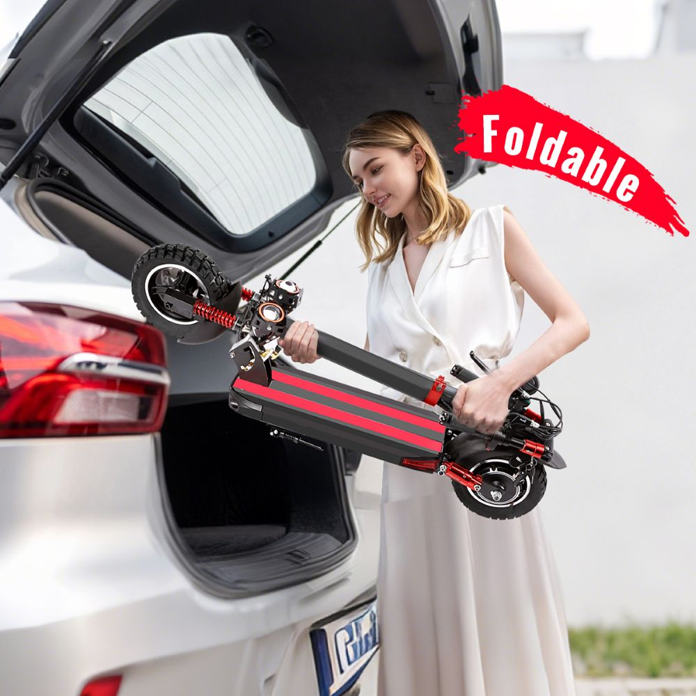 Una donna in abiti bianchi solleva un monopattino elettrico piegato nel bagagliaio di un'auto.