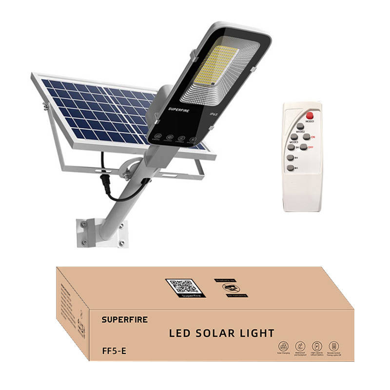 Lampione LED solare con pannello solare, telecomando e scatola di cartone marrone.