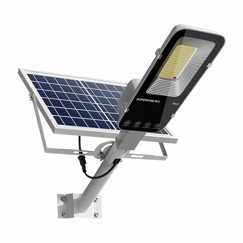 Un lampione solare a LED bianco con pannello solare collegato su un supporto bianco su sfondo bianco.