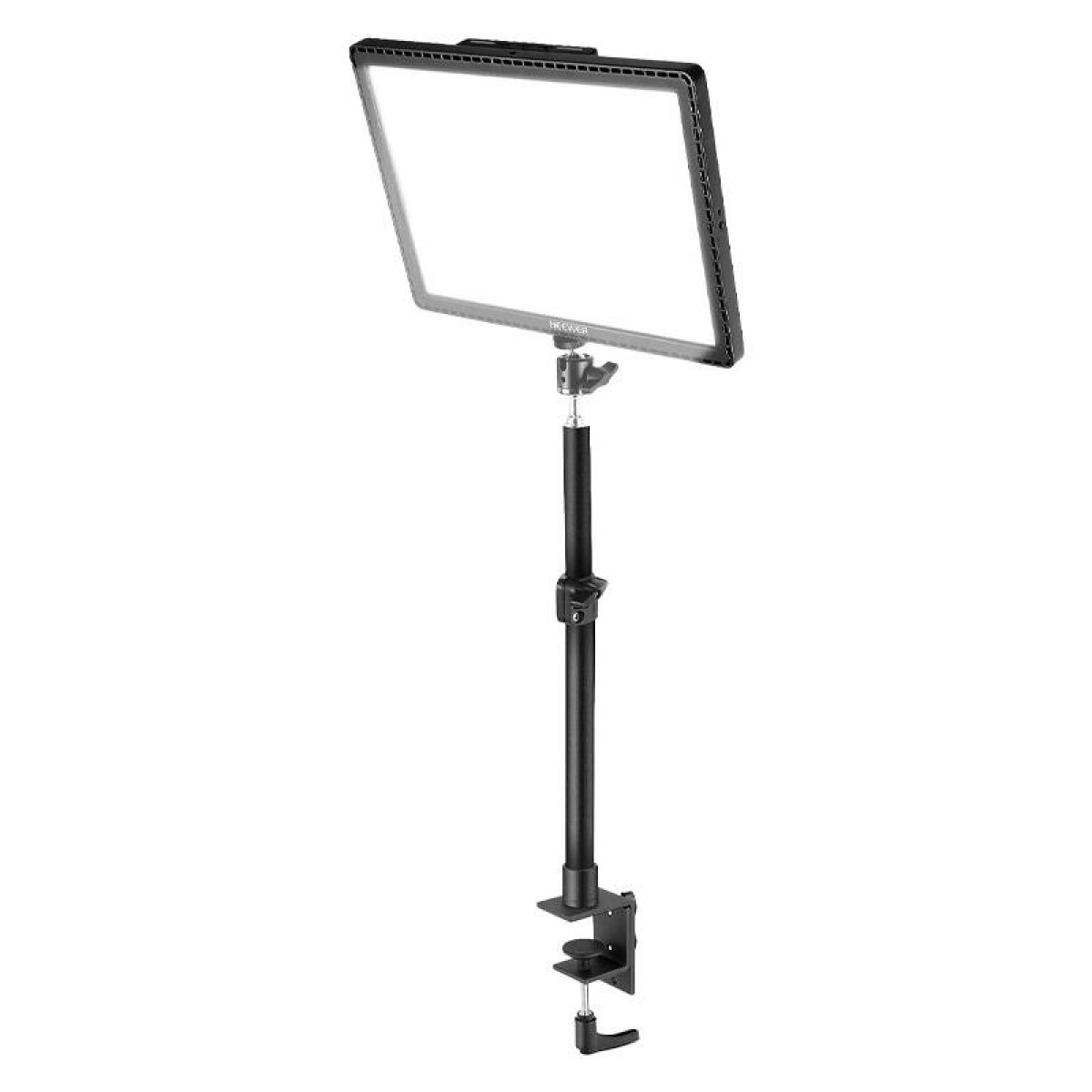 Un pannello LED rettangolare montato su supporto da scrivania regolabile con morsetto su sfondo bianco.