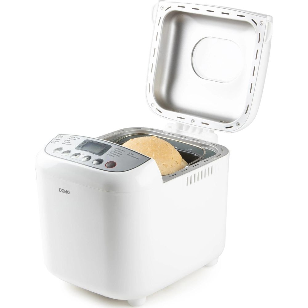 Ein weißer Brotbackautomat mit geöffnetem Deckel, der ein frisch gebackenes Brot enthält, steht auf weißem Grund.