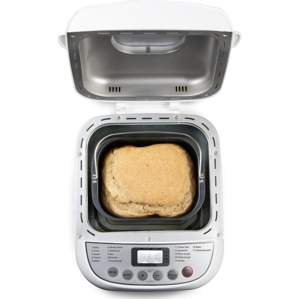 Ein offener weißer Brotbackautomat zeigt frisch gebackenes Brot im inneren Korb und ein digitales Bedienfeld.