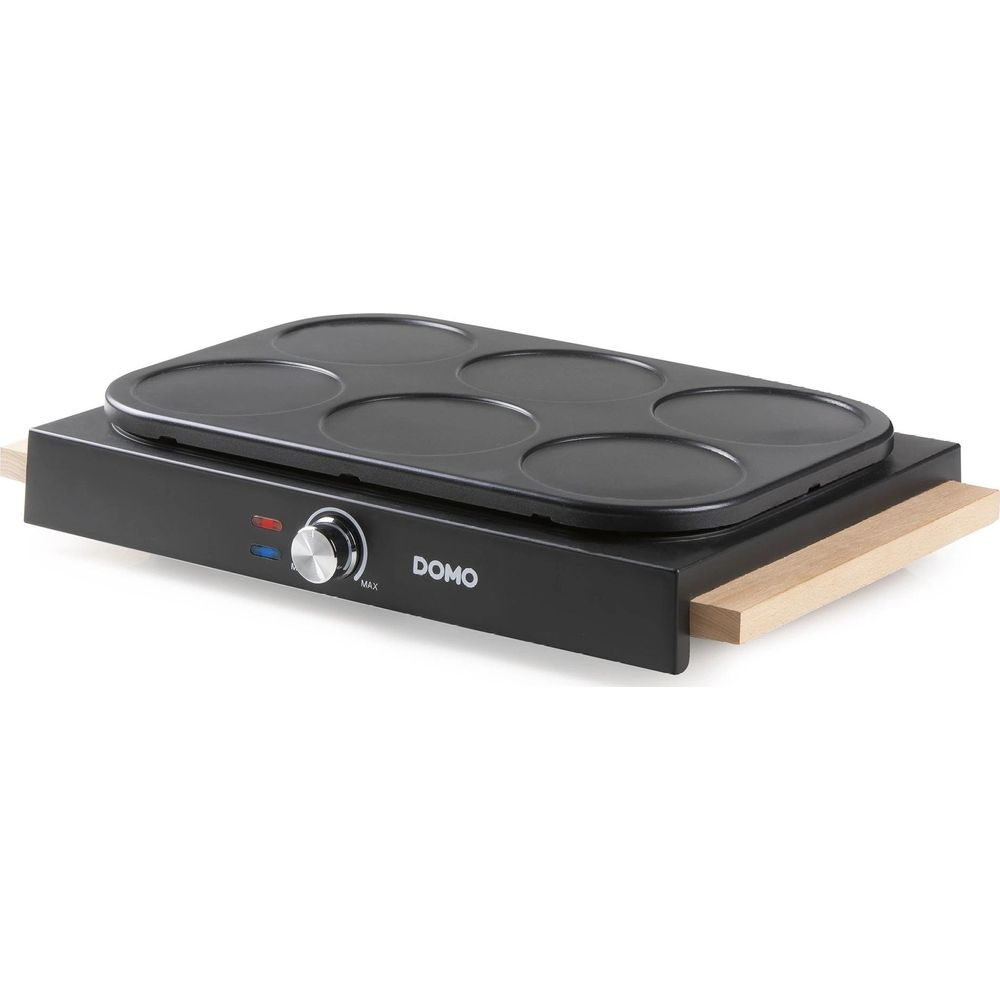 Une crêpière électrique noire avec six moules ronds et des poignées en bois sur fond blanc.