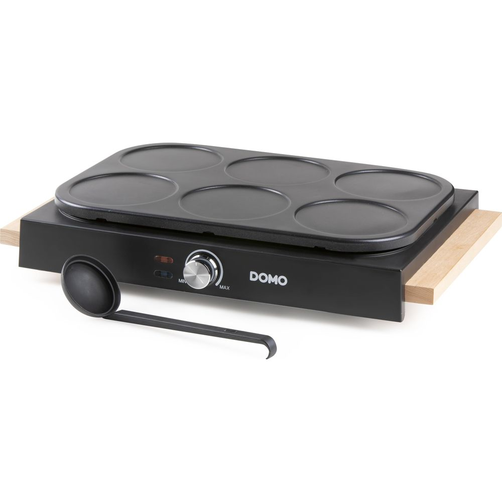 Crépière noire Domo pour six crêpes avec poignées en bois et louche sur fond blanc.