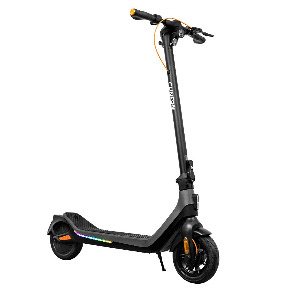 Un monopattino elettrico nero con LED colorati sulla pedana su sfondo bianco.
