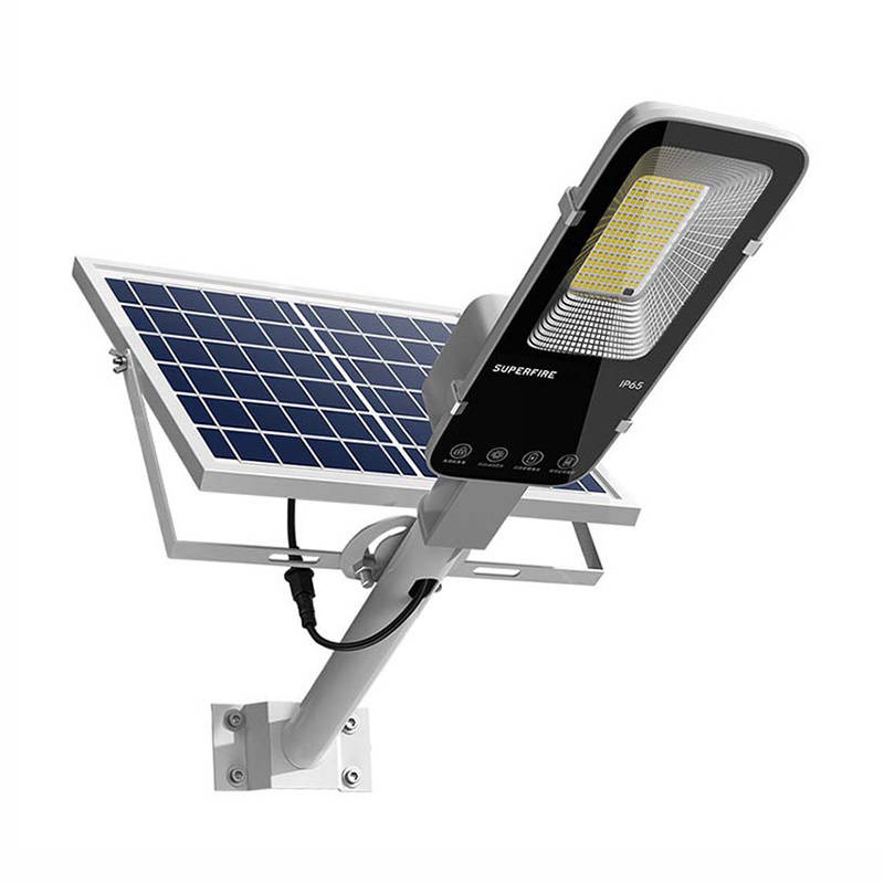 Un lampione a LED solare con pannello solare e staffa di montaggio su sfondo bianco.
