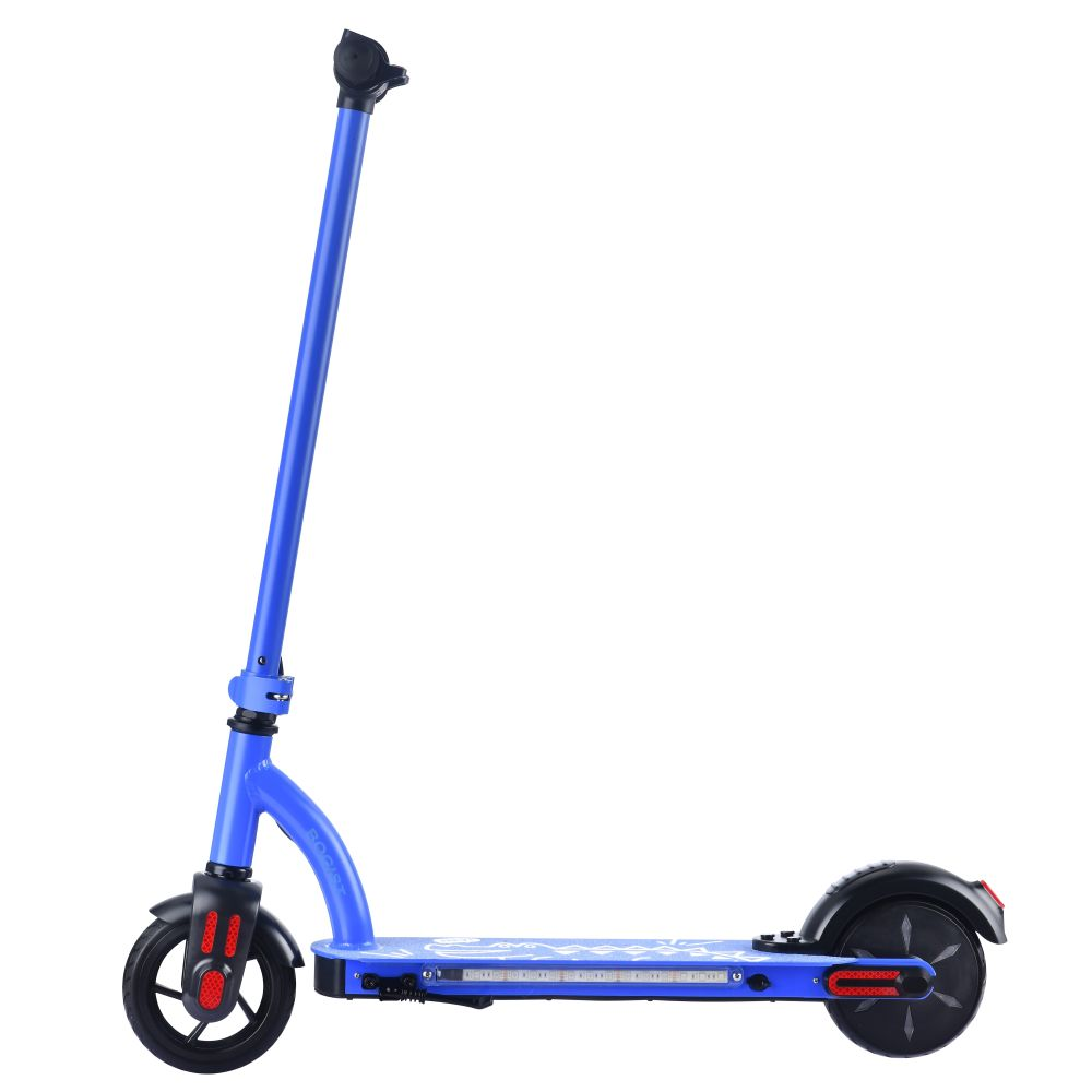 Un monopattino elettrico blu con manubrio e pneumatici neri su sfondo bianco.
