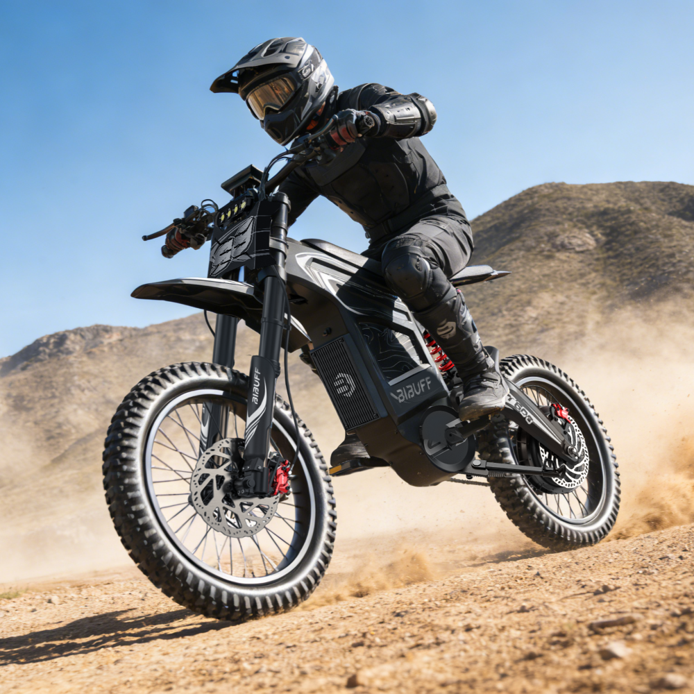 Un piloto de motocross acelera por una pista de tierra en el desierto levantando polvo.