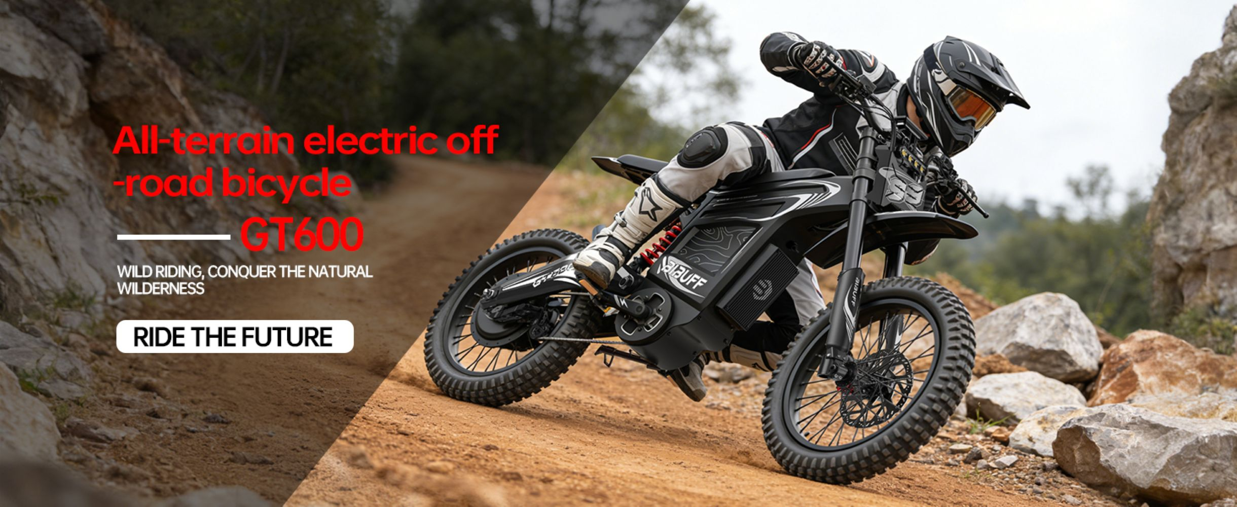 Un ciclista en una bicicleta eléctrica todoterreno negra en un sendero rocoso, con texto sobre All-terrain electric off-road bicycle GT600.