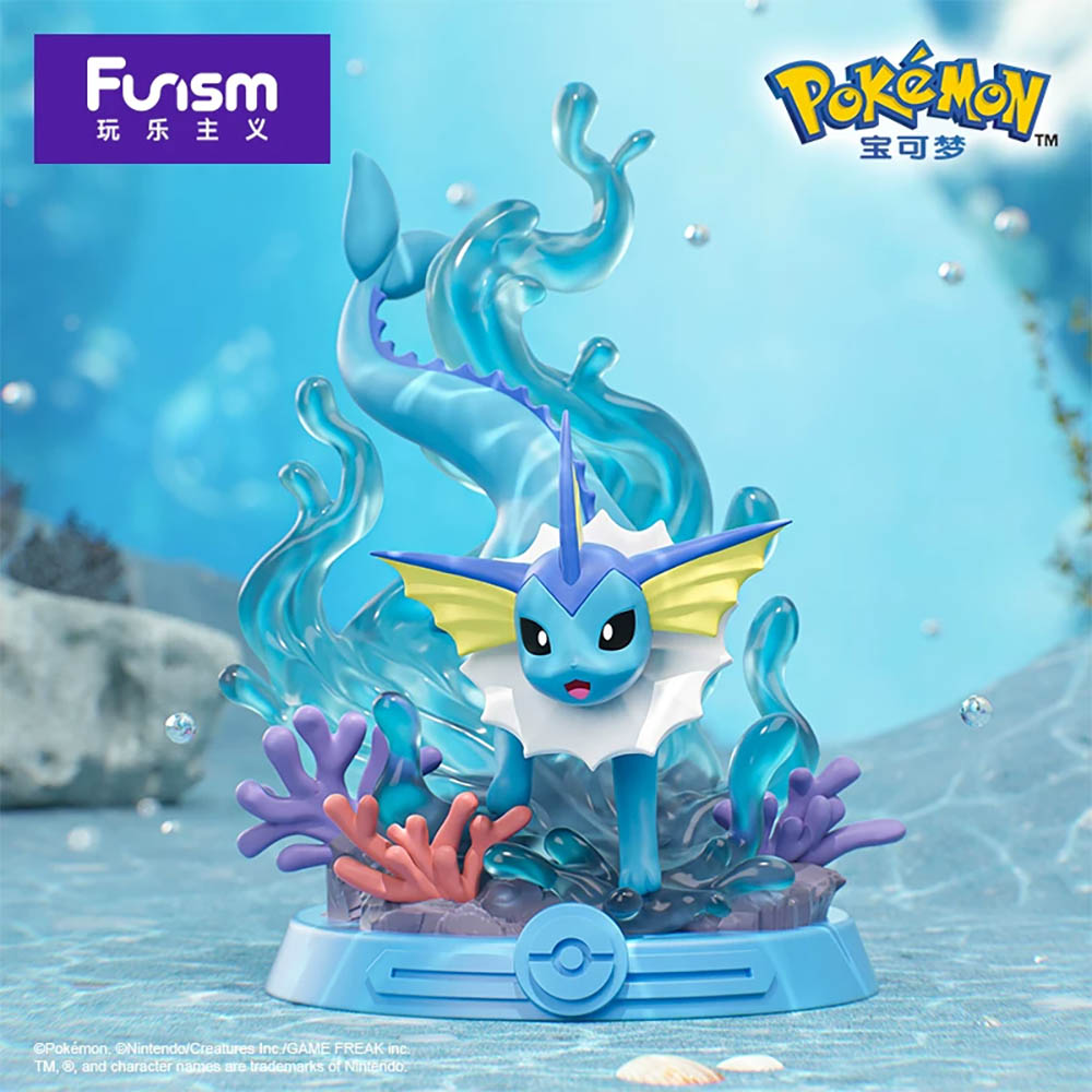 Eine Vaporeon-Figur steht auf einem blauen Sockel vor einem Hintergrund mit Wassereffekten und Korallen.