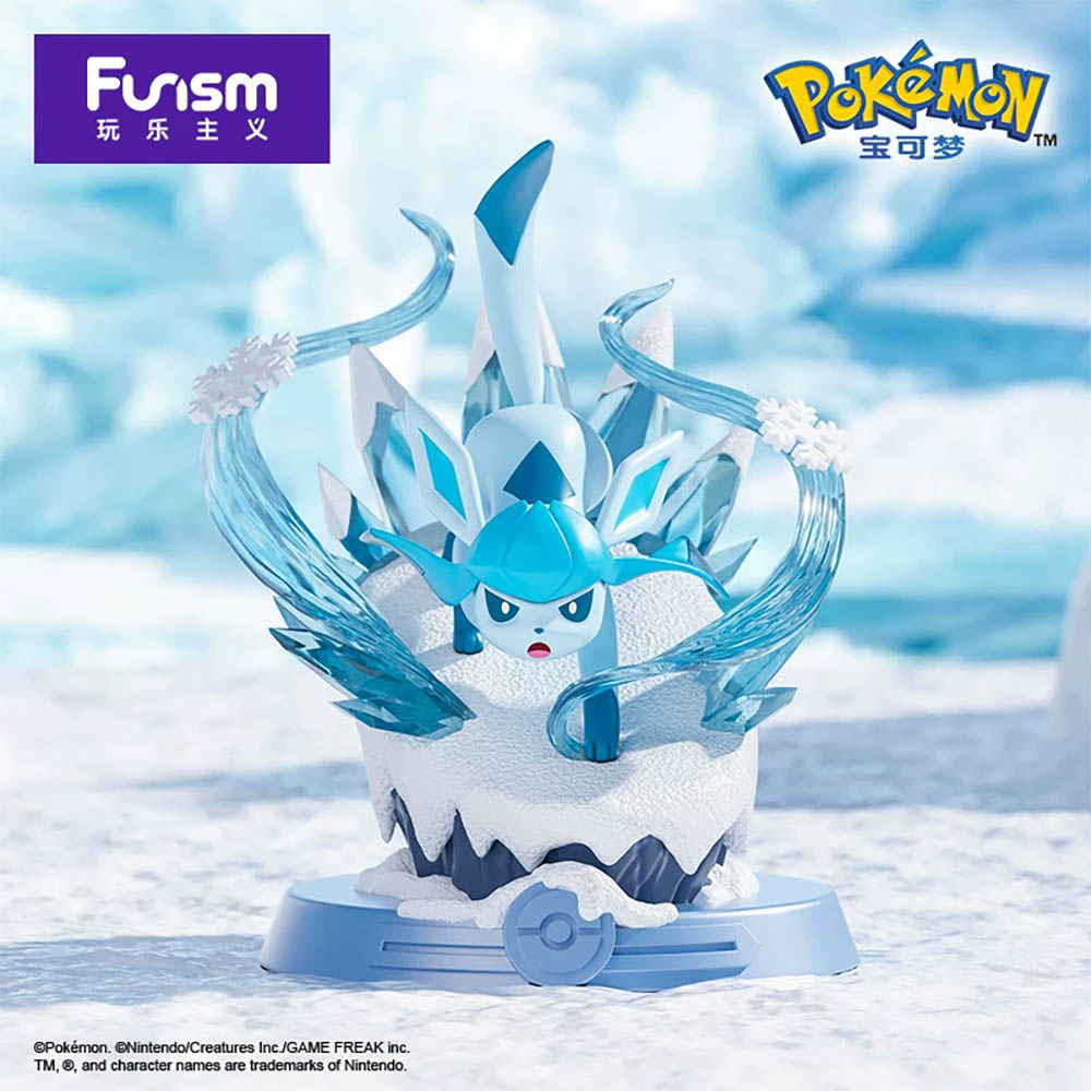 Eine Glaziola-Figur aus Eis und Schnee mit Wirbeln und Kristallen auf einem blauen Sockel.
