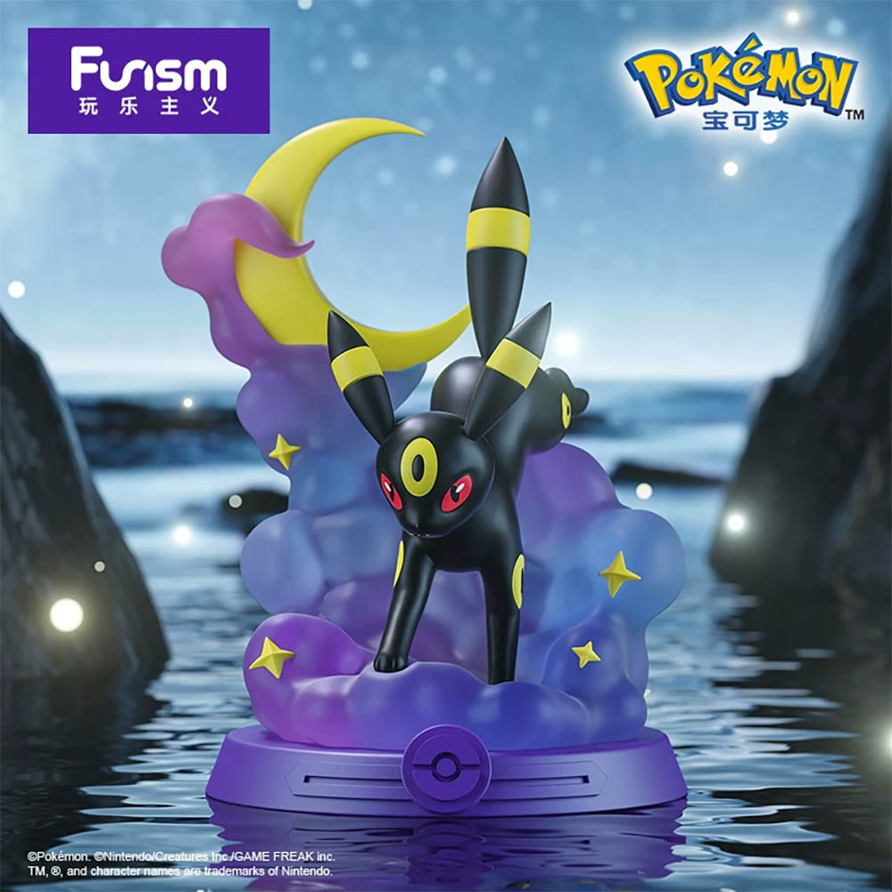 Eine Umbreon-Figur steht auf violetten Wolken vor einem gelben Halbmond und einer nächtlichen Wasserlandschaft.