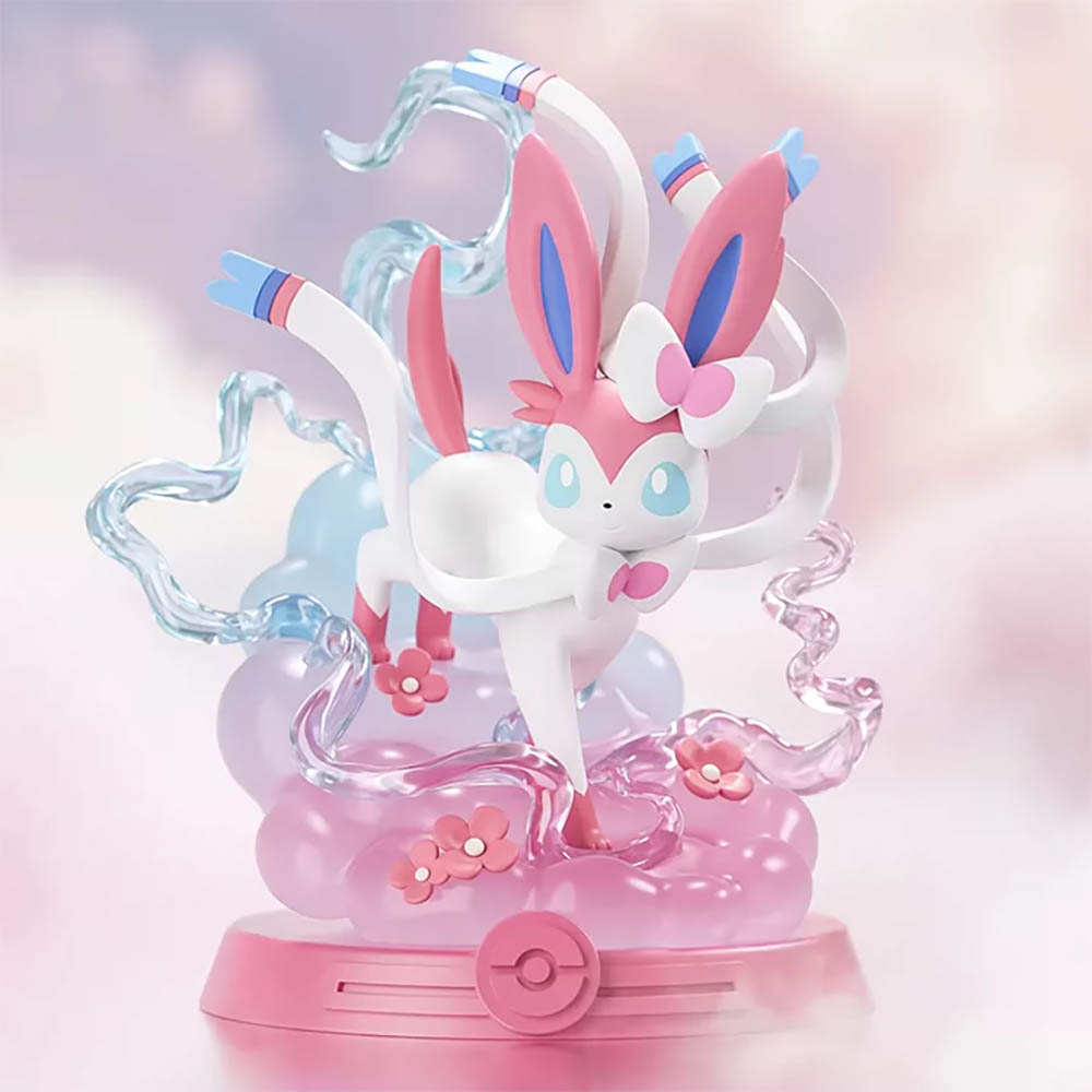 Eine Sylveon-Figur steht auf einer rosa und blauen Wolkenbasis mit wirbelnden Bändern und Blumen.