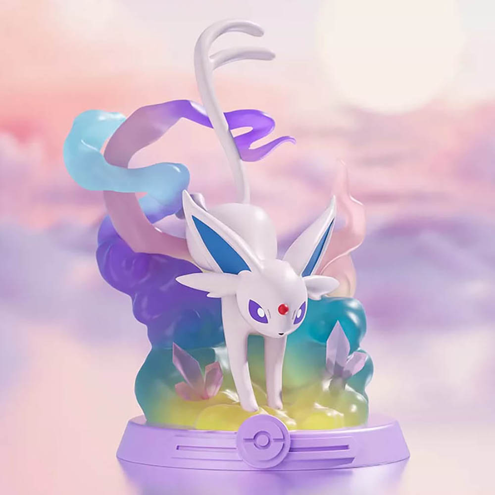 Eine Espeon Pokemon Figur steht auf einem lila Sockel vor einem bunten, nebligen Hintergrund.