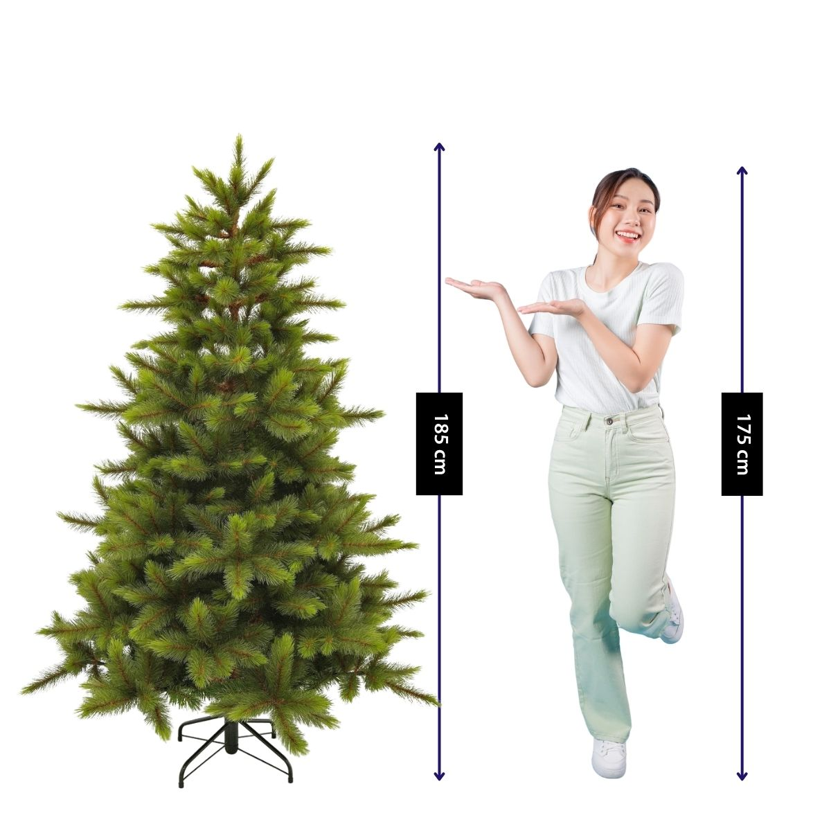 Une femme montre un sapin de Noël artificiel vert avec des mesures de hauteur.