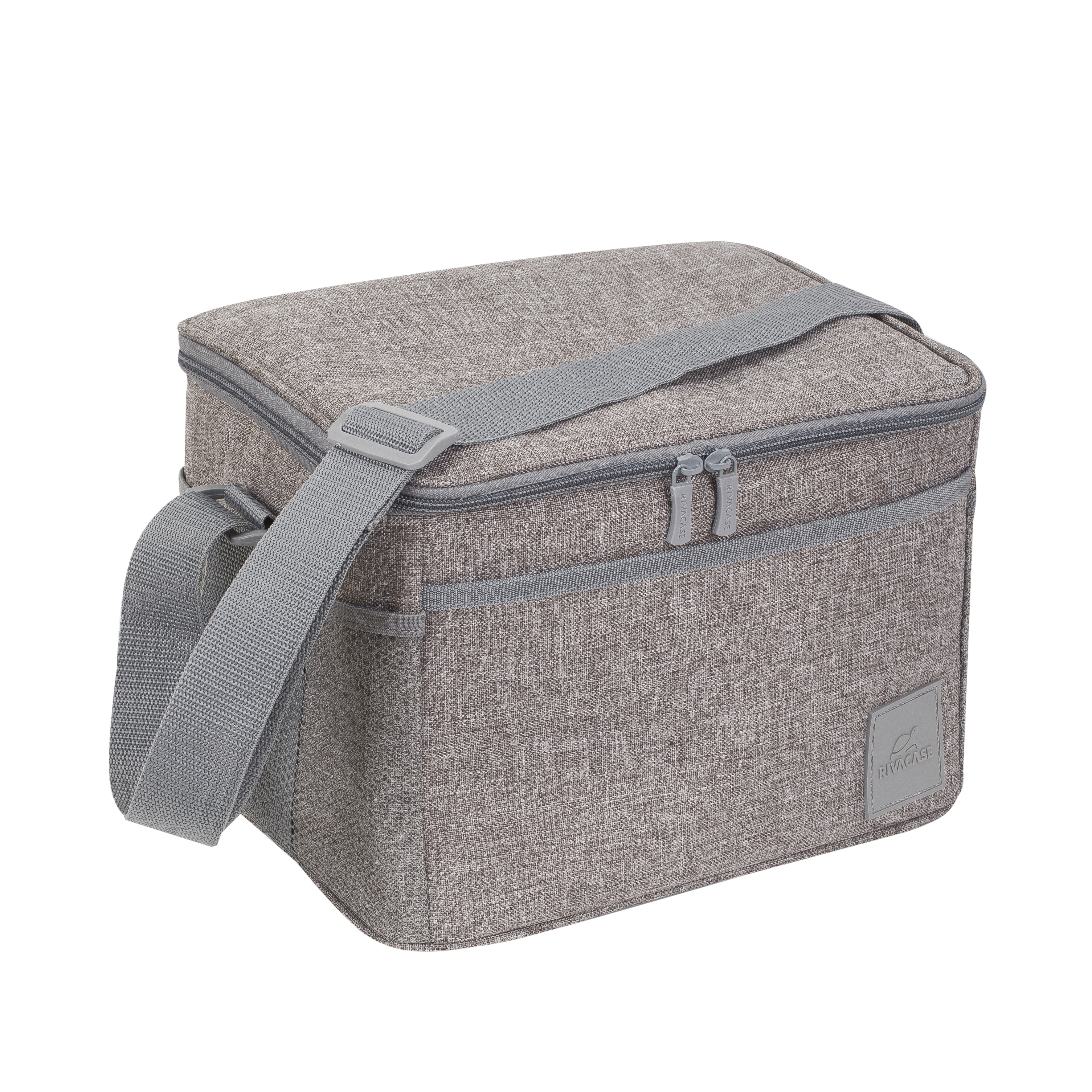 Eine graue Kühltasche mit Reißverschluss und verstellbarem Schultergurt vor weißem Hintergrund.