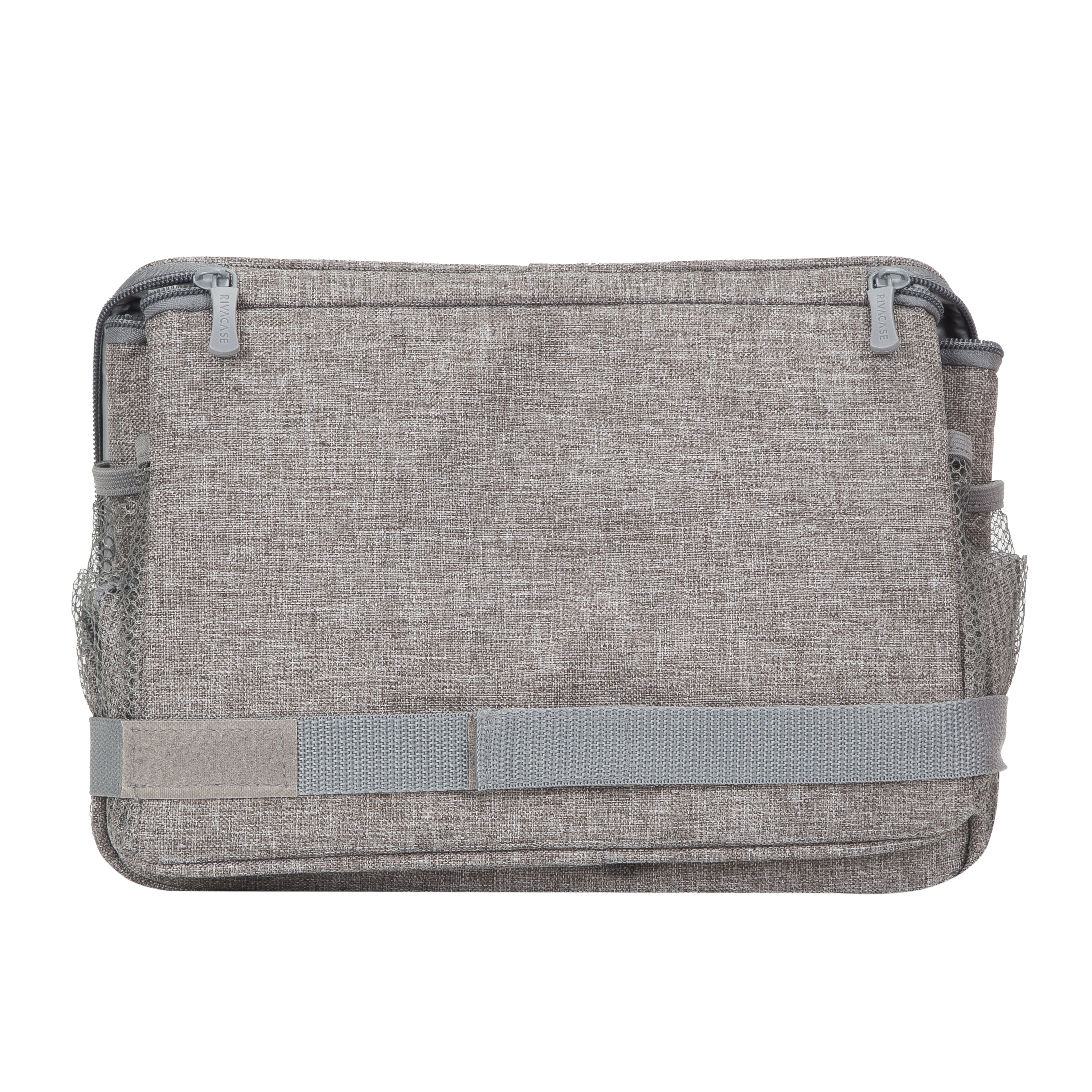 Eine graue Stofftasche mit Frontgurt, seitlichen Netztaschen und Doppelreißverschlüssen auf weißem Grund.