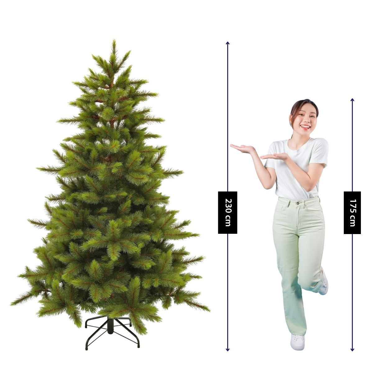 Une femme pose à côté d'un sapin de Noël artificiel avec des mesures de hauteur.