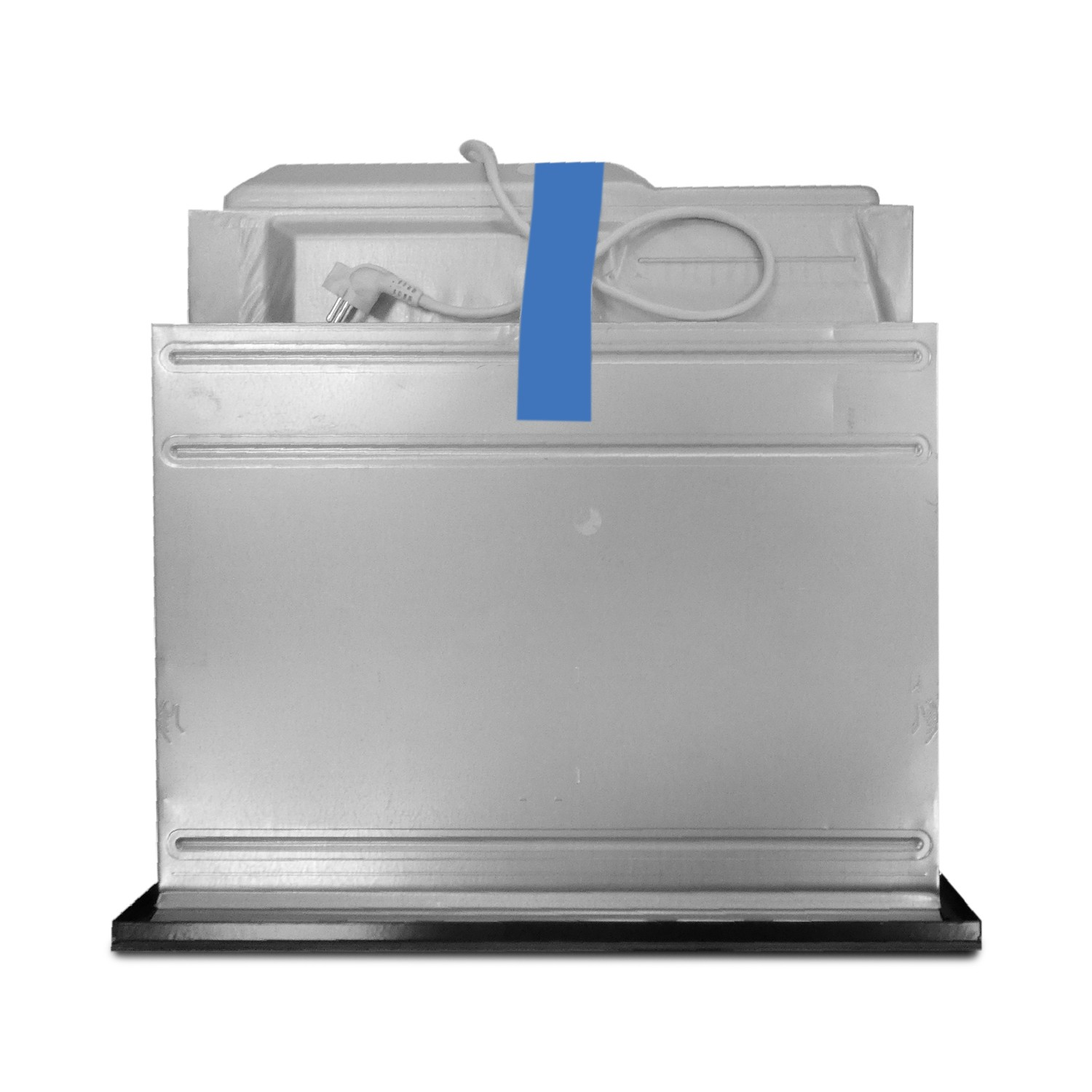 Ein rechteckiges, silbernes Elektrogerät verpackt in Styropor mit einem blauen Klebeband.