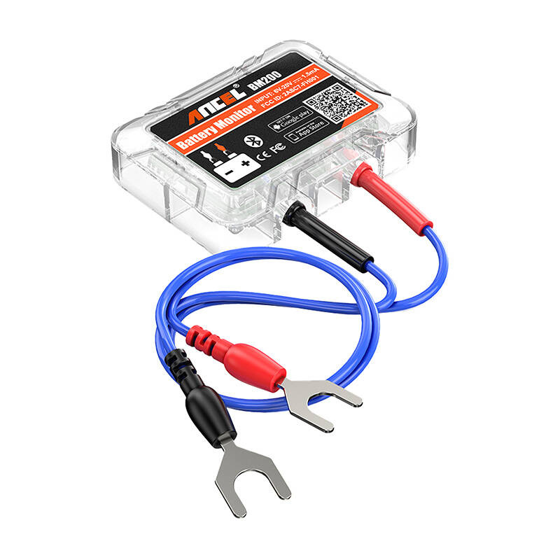 Un monitor batteria Ancel BM200 trasparente con cavi blu e terminali argentati su sfondo bianco.