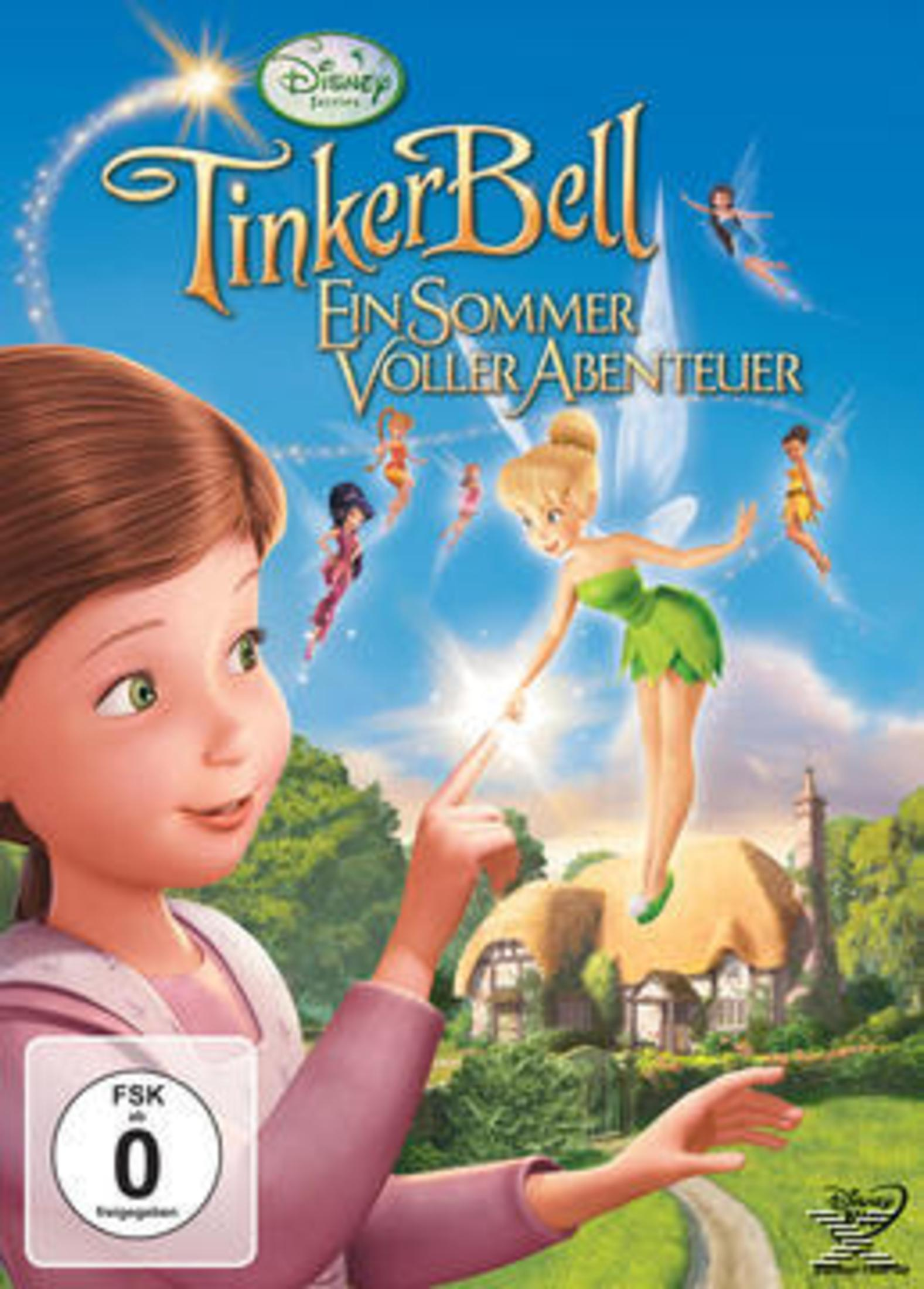 Ein junges Mädchen streckt den Finger aus, um die fliegende Fee Tinkerbell zu berühren, im Hintergrund ein Haus.