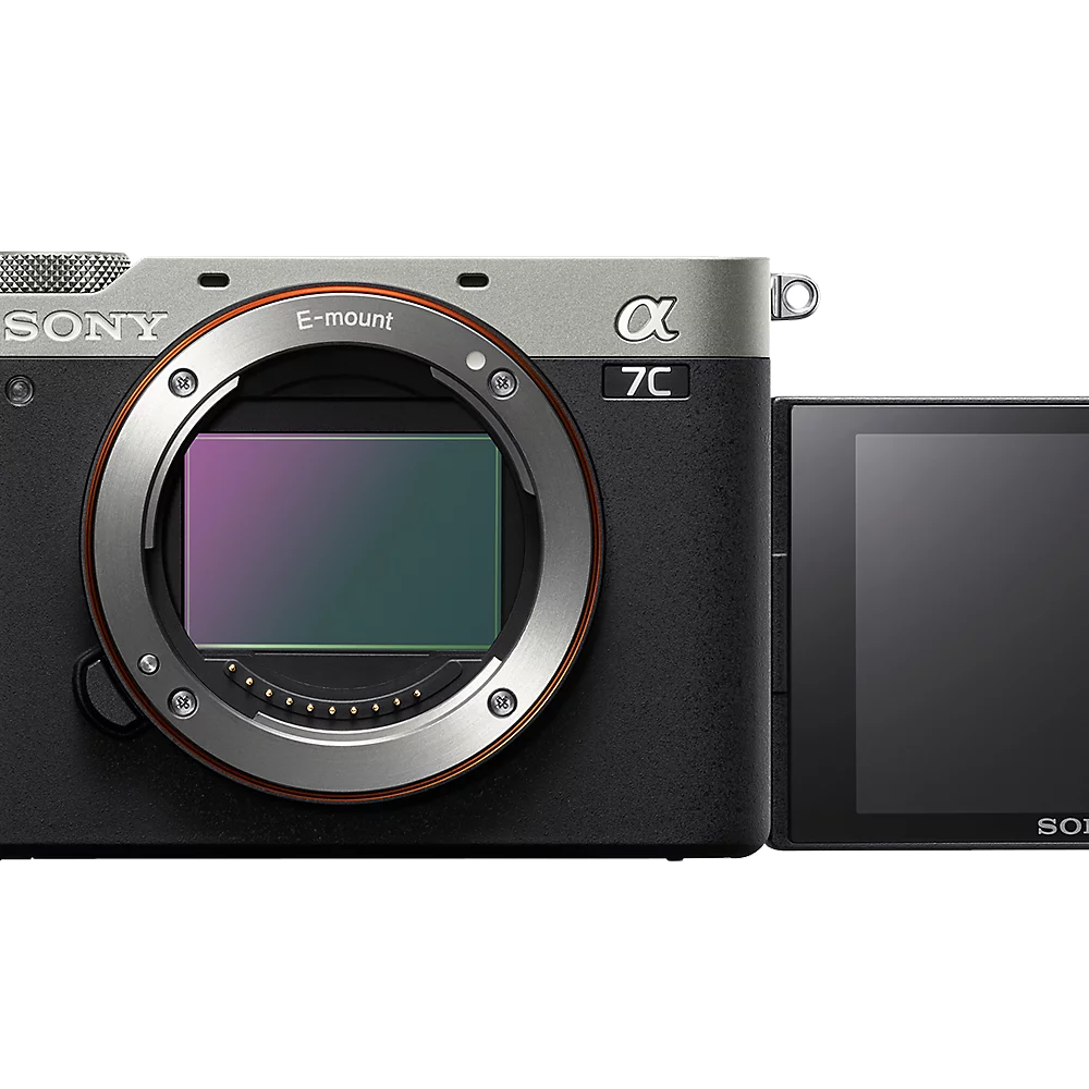 Corpo macchina Sony A7C con attacco E e schermo articolato su sfondo nero.