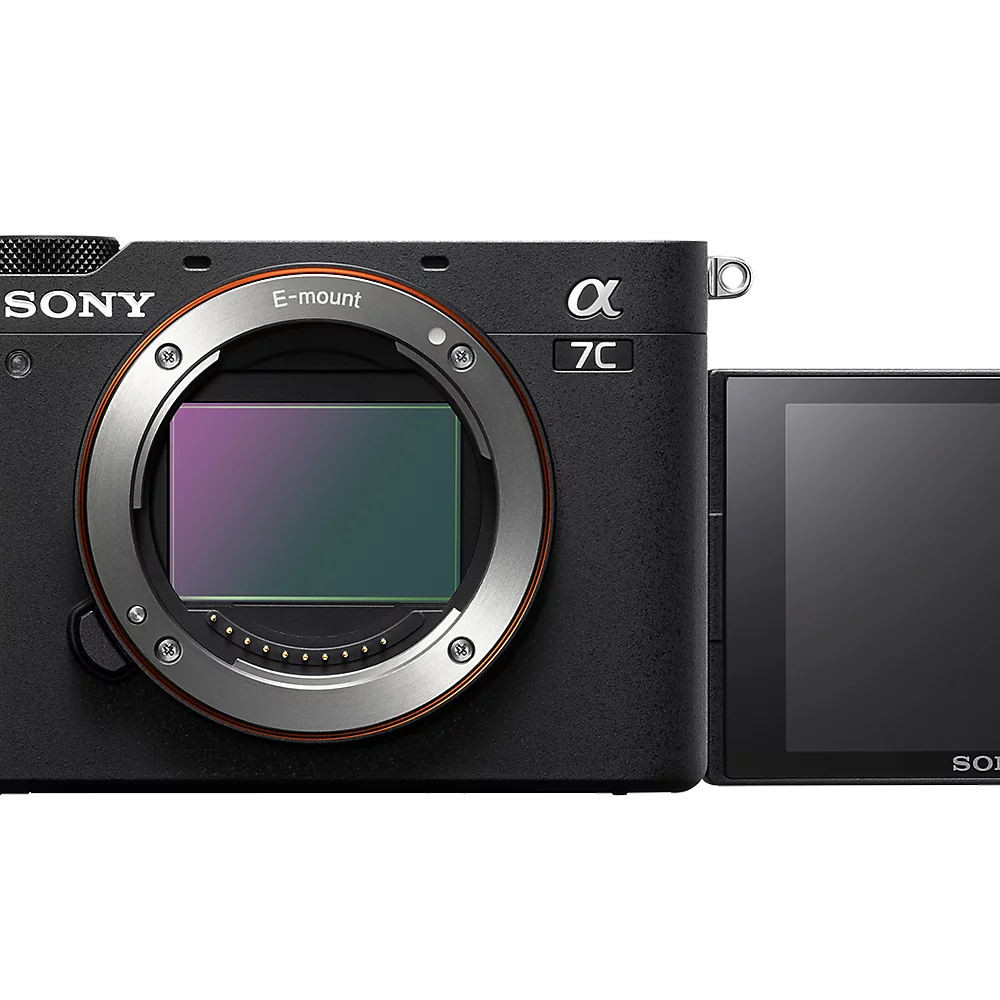 Fotocamera nera Sony Alpha 7C con attacco E e display aperto su sfondo nero.