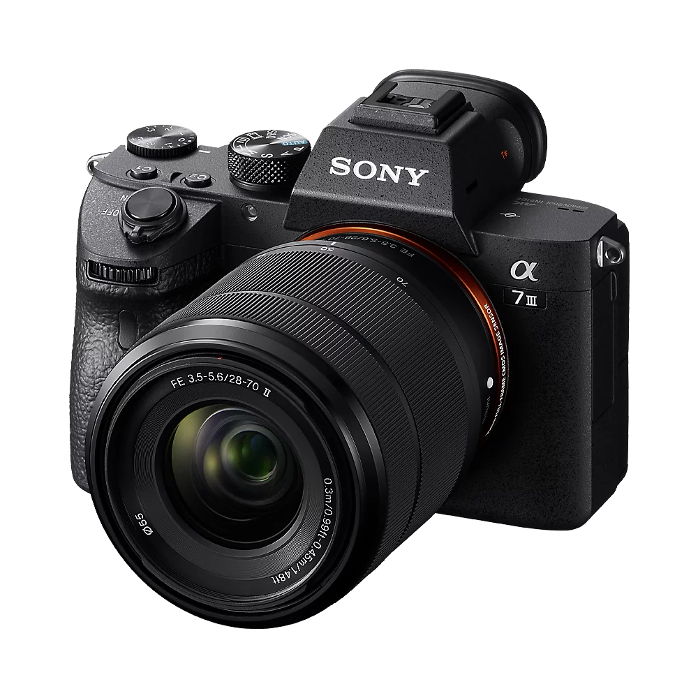 Fotocamera mirrorless nera Sony Alpha 7 III con obiettivo zoom, su sfondo nero.