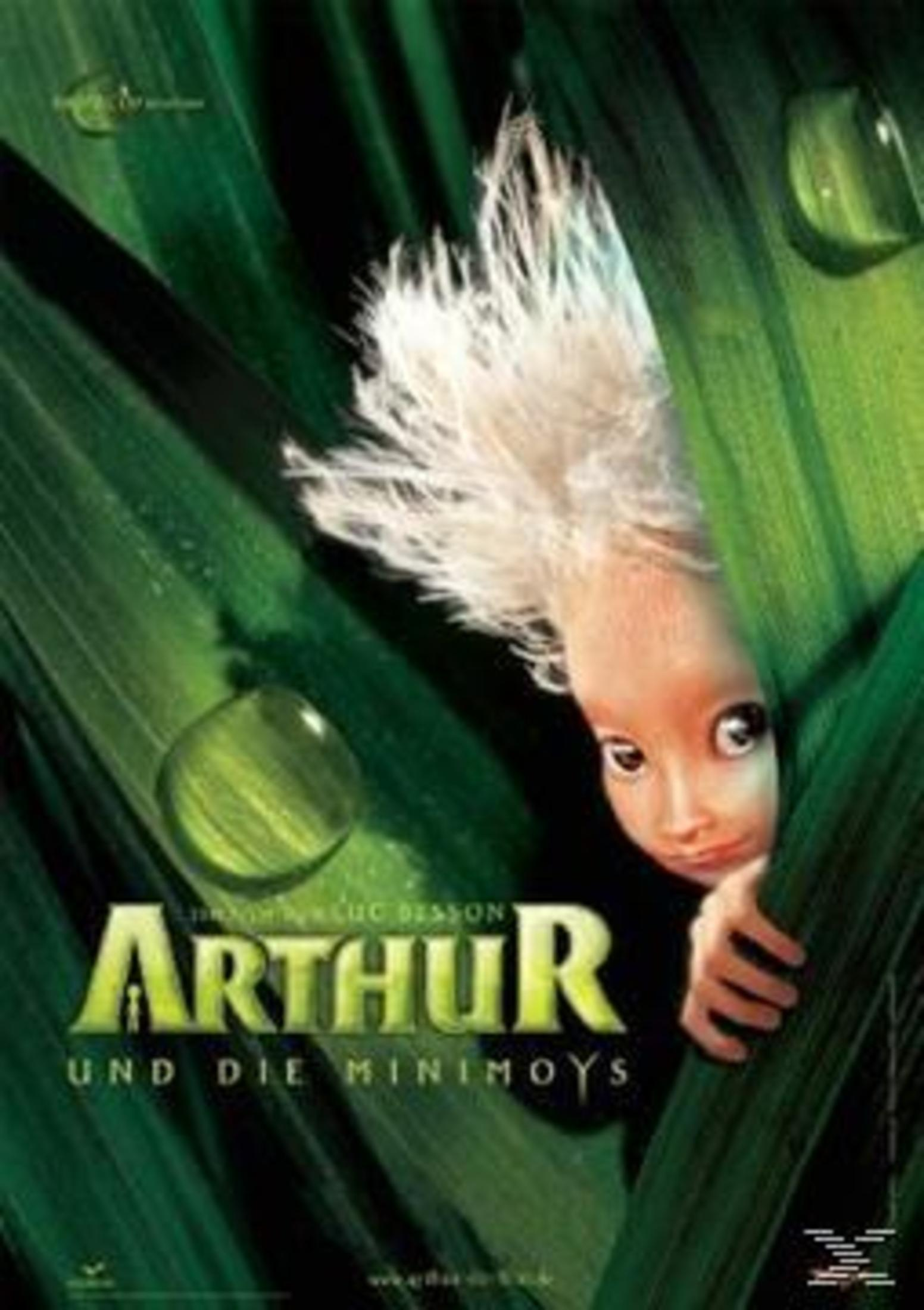 Ein kleines Wesen mit weißem Haar späht zwischen grünen Grashalmen hervor, mit Wassertropfen und Filmtitel.