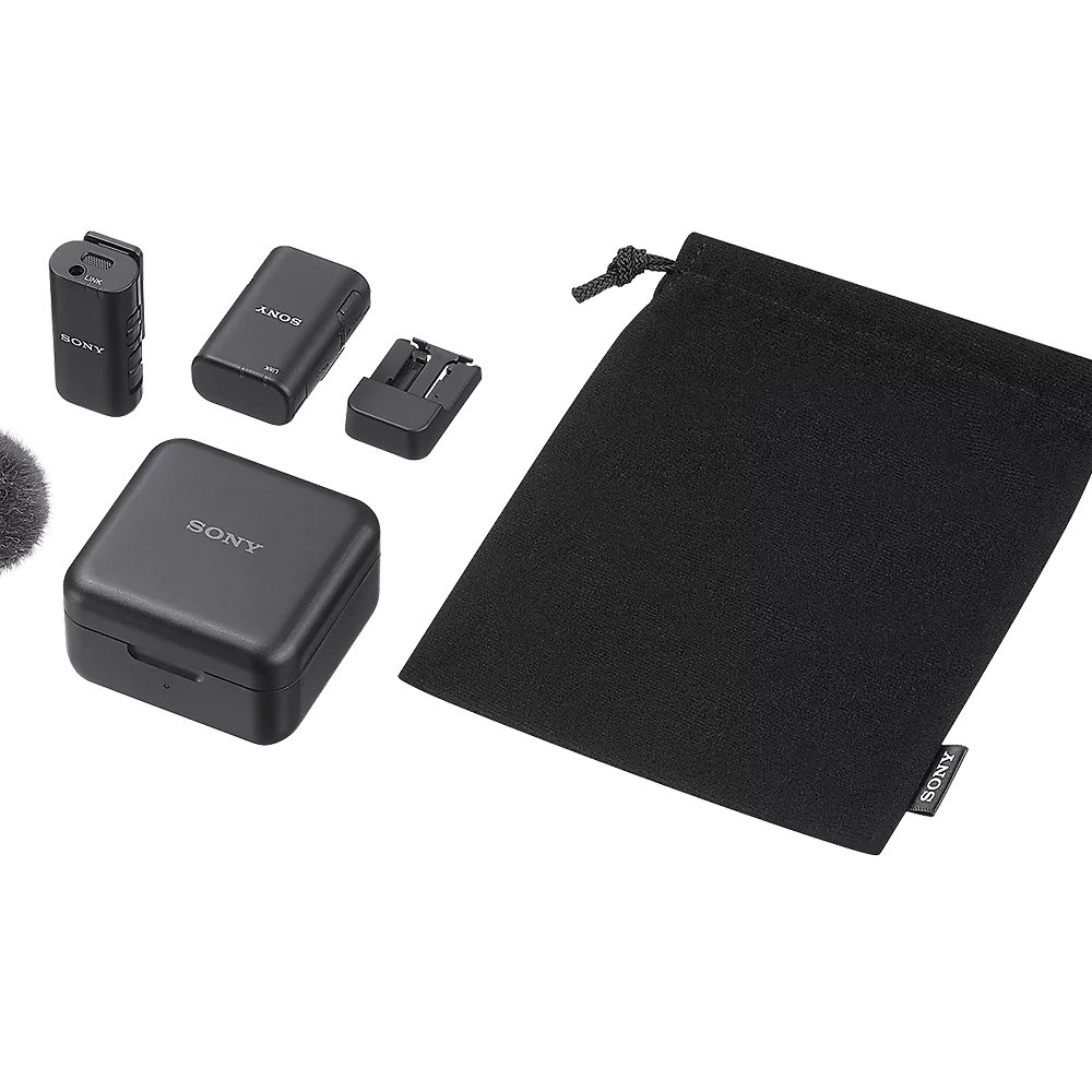 Schwarzes Sony Audio-Set mit Etui, Sendern und Zubehör auf schwarzem Hintergrund.