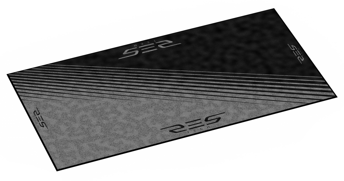 Un pad rettangolare in bianco e nero con linee a strisce e la scritta SE2 Tech su sfondo scuro.