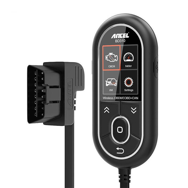 Un dispositivo di diagnostica OBD2 nero con schermo e connettore collegato su sfondo bianco.