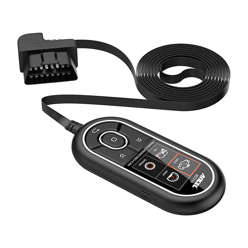 Dispositivo diagnostico OBD2 nero con cavo e connettore su sfondo bianco.